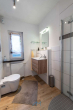 Gäste WC - Gefragtes freistehendes Einfamilienhaus mit schönem Garten zum entspannen.