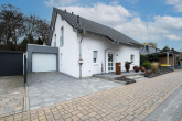 Straßenseite - Gefragtes freistehendes Einfamilienhaus mit schönem Garten zum entspannen.