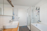 Badezimmer1.2 - Seeblick inklusive! Moderne Design-Wohnung in Ludwigshafen mit Top-Ausstattung und Balkon.