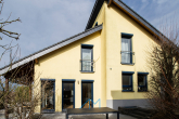 Außen-Hinten-Terrasse-Seite1.1 - Ihr Traumhaus mit Weitblick – Eleganz, Komfort & pure Lebensqualität in malerischer Lage!