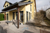 Außenansicht-Hinten-Terrasse - Ihr Traumhaus mit Weitblick – Eleganz, Komfort & pure Lebensqualität in malerischer Lage!