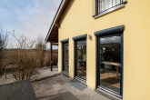 Außen-Hinten-Terrasse-Seite1.2 - Ihr Traumhaus mit Weitblick – Eleganz, Komfort & pure Lebensqualität in malerischer Lage!