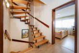 OG-Treppe - Raumwunder in Ober-Olm: Haus mit Garten, Pool und ausbaufähigem Dachgeschoss