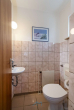 EG-Gäste-WC - Raumwunder in Ober-Olm: Haus mit Garten, Pool und ausbaufähigem Dachgeschoss