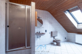 OG-Badezimmer1 - Reserviert: Ihr Traum vom Einfamilien- oder Mehrgenerationenhaus wartet, Traumgarten & Solaranlage!