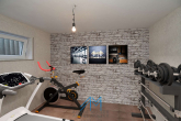 Keller-Fitness-Arbeit-Beispiel - Traumhaftes Familienparadies! Doppelhaushälfte mit Garten und perfekter Aufteilung.