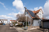 Außen-Vorne1 - Traum-Einfamilienhaus in Haßloch, Parkähnlicher Garten 674 qm, neuer LWW-Wärmepumpe & Photovoltaik.