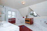 OG-Badezimmer1.1 - Traum-Einfamilienhaus in Haßloch, Parkähnlicher Garten 674 qm, neuer LWW-Wärmepumpe & Photovoltaik.