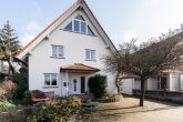 Außen-Vorne3 - Traum-Einfamilienhaus in Haßloch, Parkähnlicher Garten 674 qm, neuer LWW-Wärmepumpe & Photovoltaik.