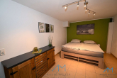 Keller-Schlafzimmer - Attraktive Doppelhaushälfte mit traumhafter Terrasse und idyllischem Garten in Eisenberg