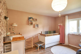 Kinderzimmer - Erleben Sie Ihr Traumhaus mit Einliegerwohnung in malerischer Umgebung.
