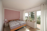 Schlafzimmer-EG - Erleben Sie Ihr Traumhaus mit Einliegerwohnung in malerischer Umgebung.