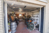 Garage - Erleben Sie Ihr Traumhaus mit Einliegerwohnung in malerischer Umgebung.