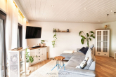 Wohnzimmer1 - Erleben Sie Ihr Traumhaus mit Einliegerwohnung in malerischer Umgebung.