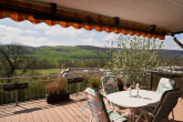 Aussicht-oben - Erleben Sie Ihr Traumhaus mit Einliegerwohnung in malerischer Umgebung.
