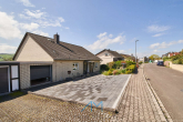 Außen-Garage - Erleben Sie Ihr Traumhaus mit Einliegerwohnung in malerischer Umgebung.