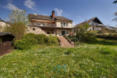Außen-Garten - Erleben Sie Ihr Traumhaus mit Einliegerwohnung in malerischer Umgebung.