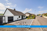 Außenansicht-Garage-Beispiel - Erleben Sie Ihr Traumhaus mit Einliegerwohnung in malerischer Umgebung.