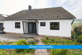 Sicht von Strasse-Einfahrt-Beispiel in weiß - Erleben Sie Ihr Traumhaus mit Einliegerwohnung in malerischer Umgebung.