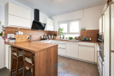 Küche1 - Erleben Sie Ihr Traumhaus mit Einliegerwohnung in malerischer Umgebung.