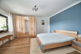 Schlafzimmer-unten - Erleben Sie Ihr Traumhaus mit Einliegerwohnung in malerischer Umgebung.
