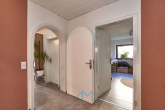 Eingang-Einliegerwohnung - Erleben Sie Ihr Traumhaus mit Einliegerwohnung in malerischer Umgebung.