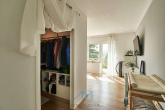 Ankleide - Erleben Sie Ihr Traumhaus mit Einliegerwohnung in malerischer Umgebung.