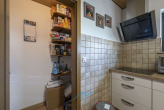 EG Küche Speisekammer - Wörrstadt: Vielseitiges Einfamilienhaus mit Mehrgenerationen-Option & Schwimmbad-Potenzial