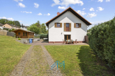 Haus-Einfahrt2 - Traumhaftes Einfamilienhaus mit großem Garten – Perfekt auch für Mehrgenerationenfamilien!