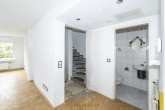 Wohnzimmer-Zugang-Treppe - Nackenheim: Modernisiertes Haus mit Garten in beliebter Lage – Jetzt einziehen