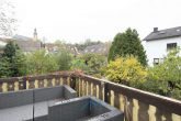 Wohnzimmer-Balkon3 - Nackenheim: Modernisiertes Haus mit Garten in beliebter Lage – Jetzt einziehen