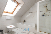 DG Badezimmer1.2 - Architektenvilla in Grolsheim mit außergewöhnlicher Raumhöhe und Eleganz. Einliegerwohnung möglich.