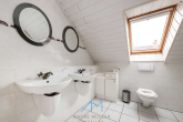 DG Badezimmer1.1 - Architektenvilla in Grolsheim mit außergewöhnlicher Raumhöhe und Eleganz. Einliegerwohnung möglich.