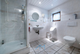UG WC Dusche - Architektenvilla in Grolsheim mit außergewöhnlicher Raumhöhe und Eleganz. Einliegerwohnung möglich.
