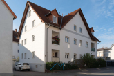 Ansicht-Vorne - Wandmodernisiert – sofort einziehen! Großzügige Maisonettewohnung in Zornheim.