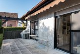 Außen Terrasse - Saulheim: Stilvoller Bungalow mit 926 qm Grundstück, Gartenparadies, Feldrand !