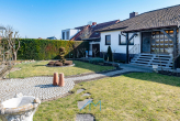 Außen Eingang1.6 - Saulheim: Stilvoller Bungalow mit 926 qm Grundstück, Gartenparadies, Feldrand !