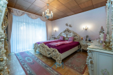 EG Schlafzimmer1.2 - Saulheim: Stilvoller Bungalow mit 926 qm Grundstück, Gartenparadies, Feldrand !