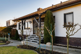 Außen Eingang1.1 - Saulheim: Stilvoller Bungalow mit 926 qm Grundstück, Gartenparadies, Feldrand !