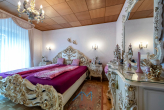 EG Schlafzimmer1.1 - Saulheim: Stilvoller Bungalow mit 926 qm Grundstück, Gartenparadies, Feldrand !