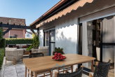 Außen Beispiel Terrasse - Saulheim: Stilvoller Bungalow mit 926 qm Grundstück, Gartenparadies, Feldrand !