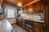 EG-Küche1.1 - Saulheim: Stilvoller Bungalow mit 926 qm Grundstück, Gartenparadies, Feldrand !