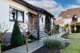 Außen Eingang1.2 - Saulheim: Stilvoller Bungalow mit 926 qm Grundstück, Gartenparadies, Feldrand !