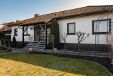 Außen Eingang1.3 - Saulheim: Stilvoller Bungalow mit 926 qm Grundstück, Gartenparadies, Feldrand !