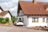 Ansicht-Links-3 - Traumhaftes Einfamilienhaus mit Einliegerwohnung, Feldrandlage und Doppelgarage mit Grube