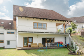 Ansicht von Garten - Traumhaftes Einfamilienhaus mit Einliegerwohnung, Feldrandlage und Doppelgarage mit Grube