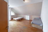 Schlafzimmer-DG - Traumhaftes Einfamilienhaus mit Einliegerwohnung, Feldrandlage und Doppelgarage mit Grube