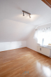 Zimmer-1.2-DG - Traumhaftes Einfamilienhaus mit Einliegerwohnung, Feldrandlage und Doppelgarage mit Grube
