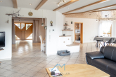 Sicht auf Eingang - Traumhaftes Einfamilienhaus mit Einliegerwohnung, Feldrandlage und Doppelgarage mit Grube
