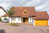 Ansicht-Eingang - Traumhaftes Einfamilienhaus mit Einliegerwohnung, Feldrandlage und Doppelgarage mit Grube